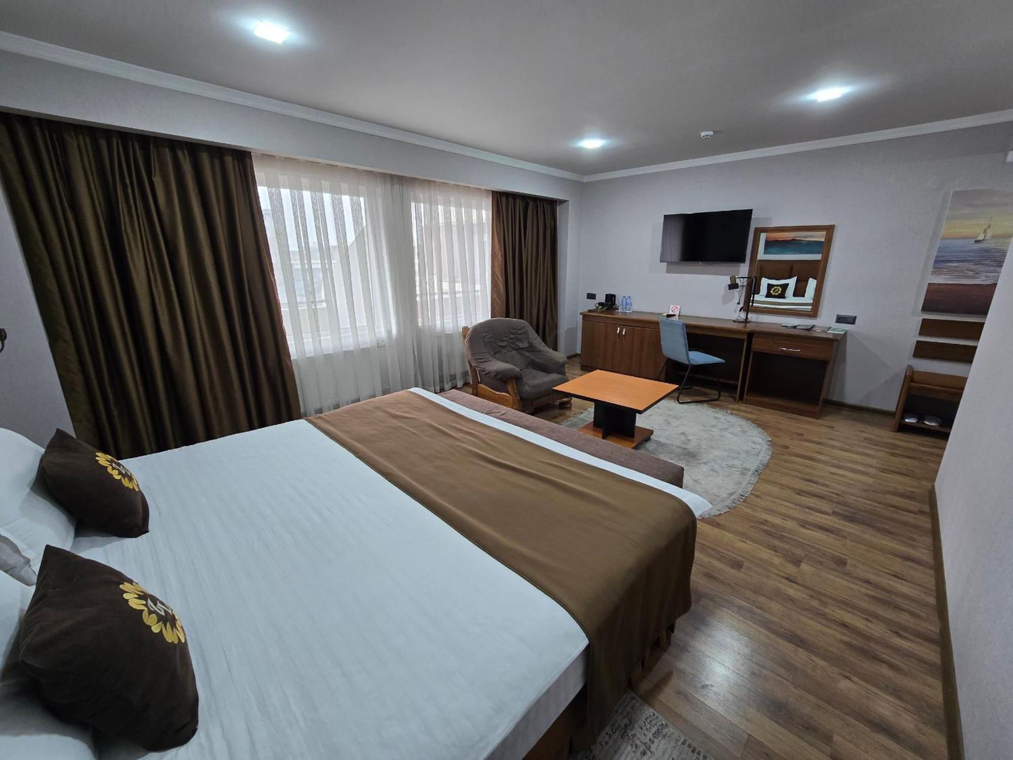 Ziyorat Luxury Hotel Fergana Exterior photo